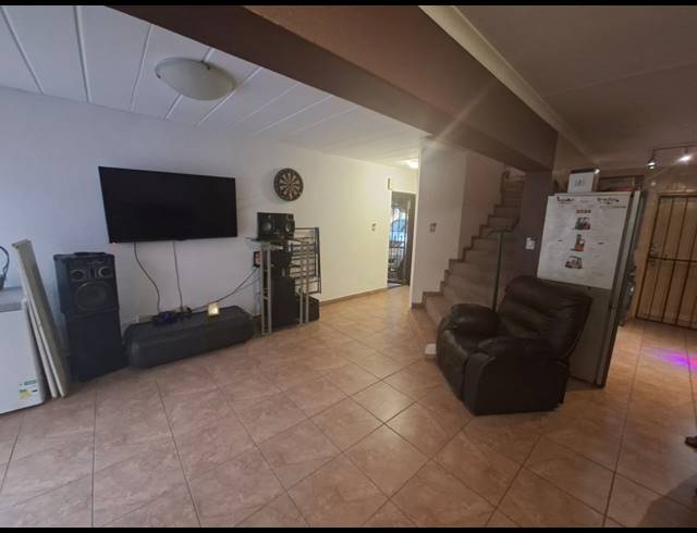 2 BEDROOM DUPLEX FOR SALE IN VAN RIEBEECK PARK